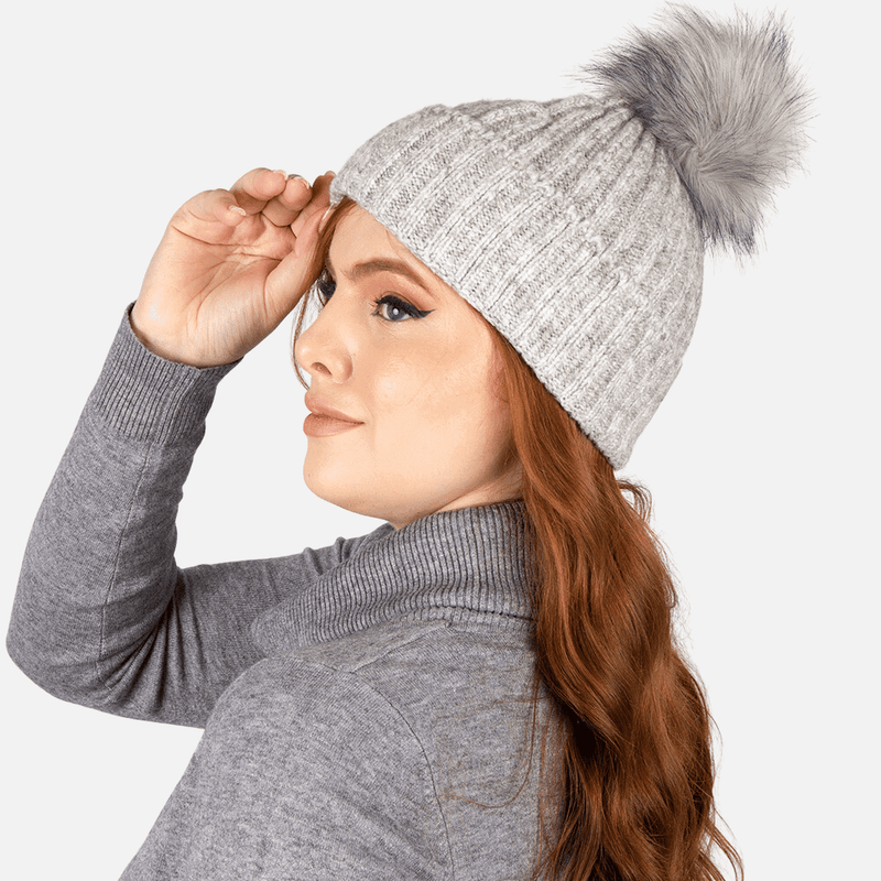 cinza-gorro-pompom-pelo-blusa-channel-feminina