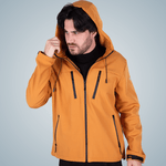 casaco-frio-masculino-softshell-mostarda-capuz-corta-vento.png