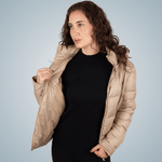 jaquetinha-bege-alpelo-inverno-feminina-plumas-termica.png