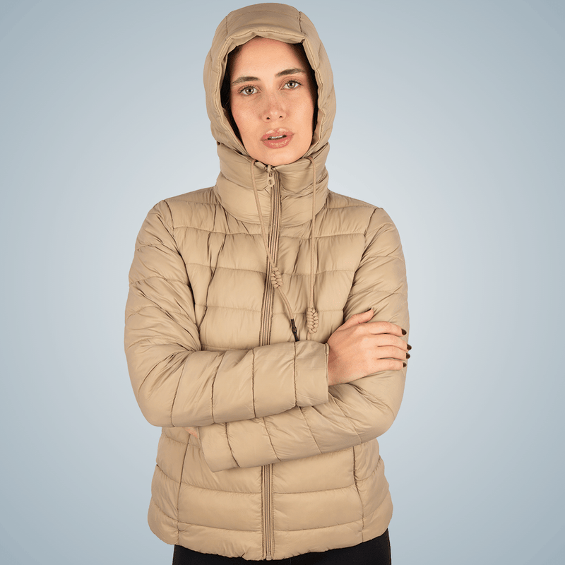 jaquetinha-gola-alta-capuz-alpelo-bege-inverno-feminina.png